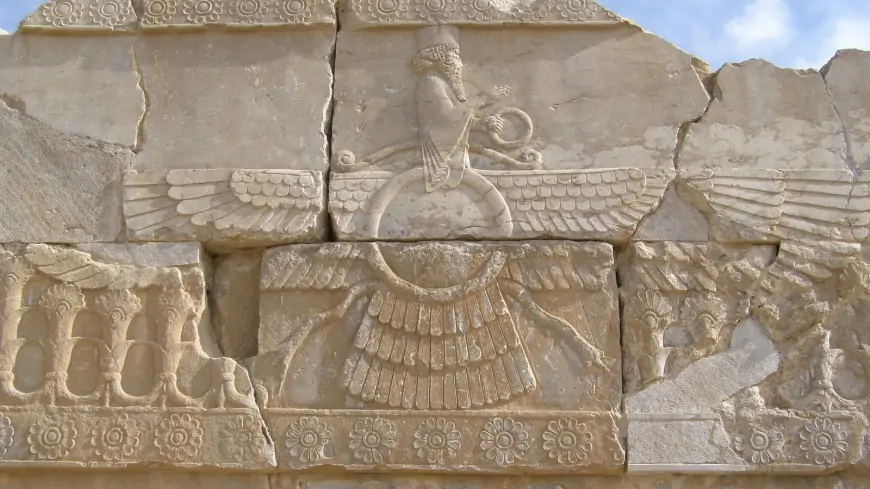 Zerdüşt ve Ahura Mazda: Işığın ve Ahlakın Tanrısı