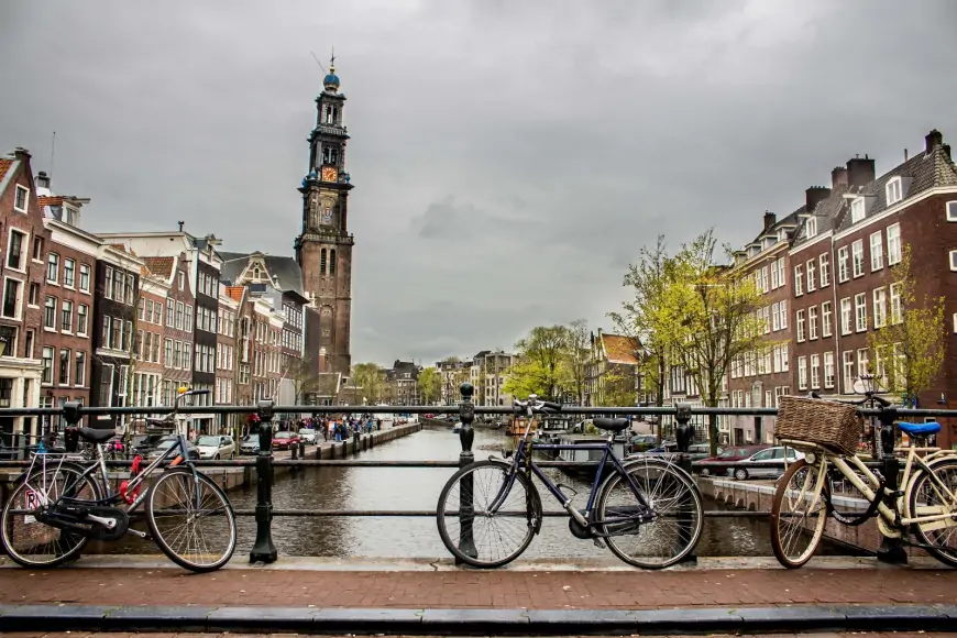 Amsterdam'ın Eşsiz Kanal Manzaraları: Bir Nehir Şehrinin Büyüleyici Hikayesi