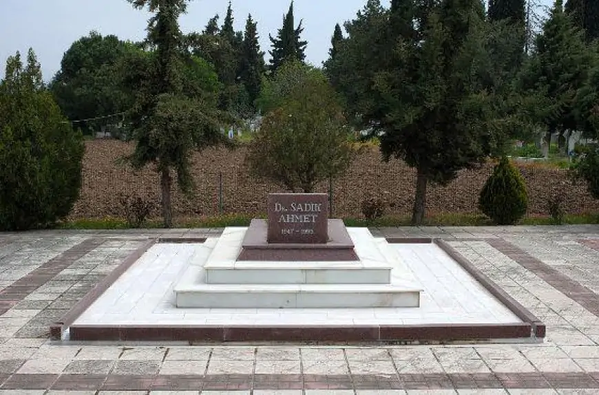 Sadık Ahmet'in mezarı